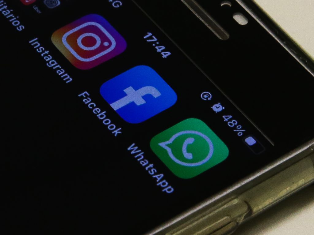 Tela de celular com imagem de aplicativos, como o WhatsApp