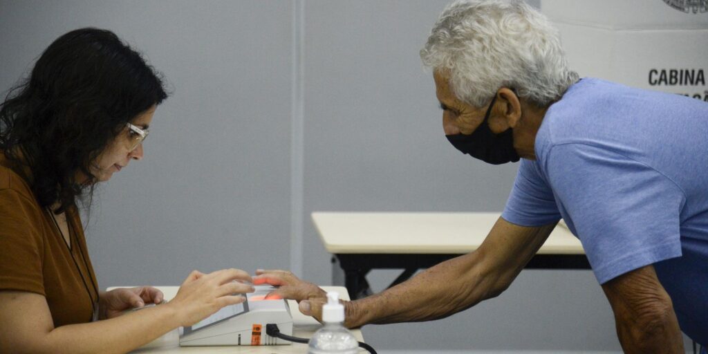 Eleitores em fila para votar em seção eleitoral no Rio de Janeiro